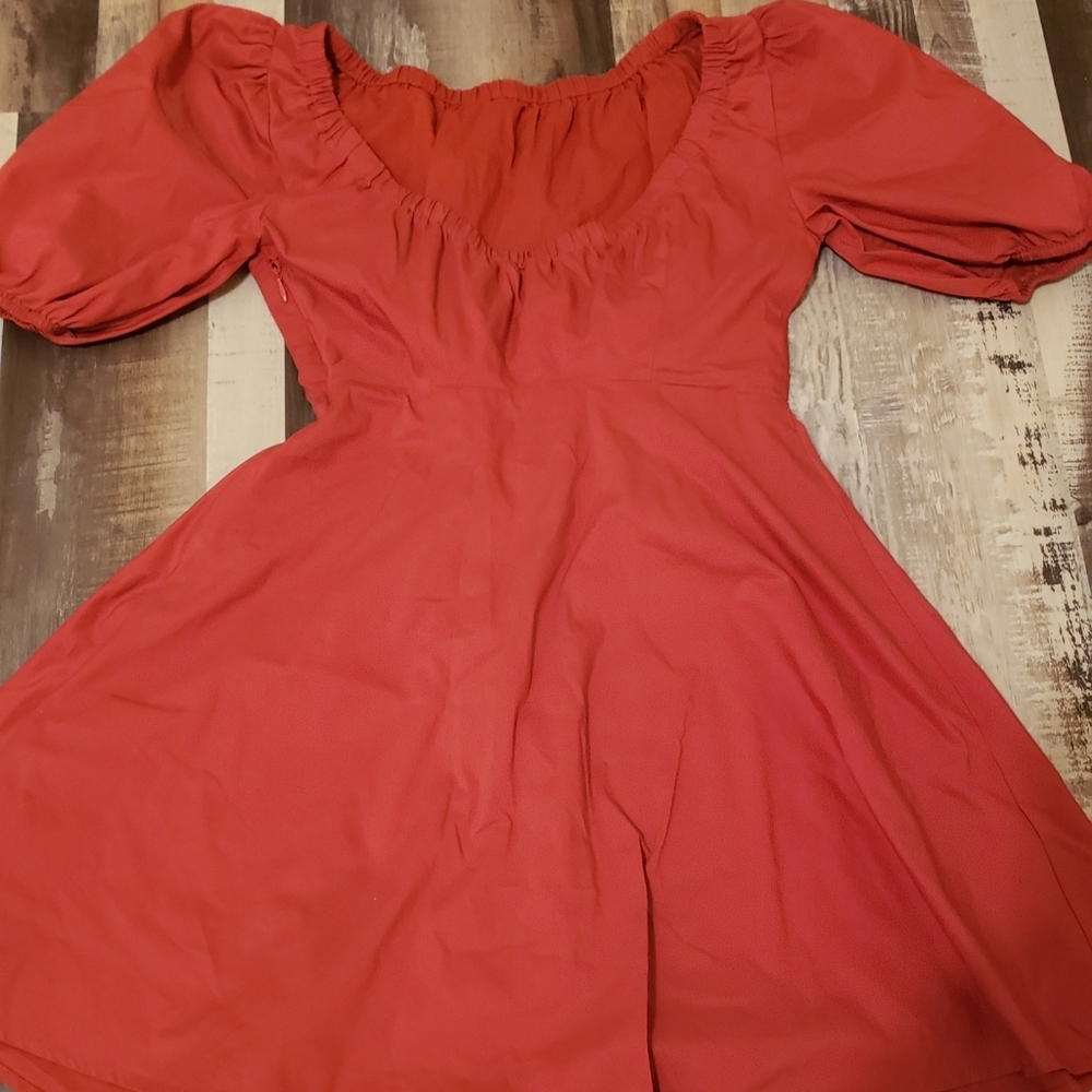 Cute burnt orange short dress. Zipper on the side.